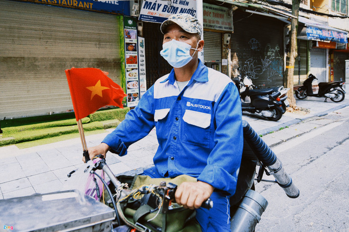 Trong bức thư gửi cho mẹ đang ở nước ngoài, Tú Anh viết: "Hơn một năm trời mẹ chưa về Việt Nam vì dịch bệnh. Cũng là từng ấy ngày mẹ con mình chỉ nhìn nhau qua chiếc điện thoại bé tí teo.