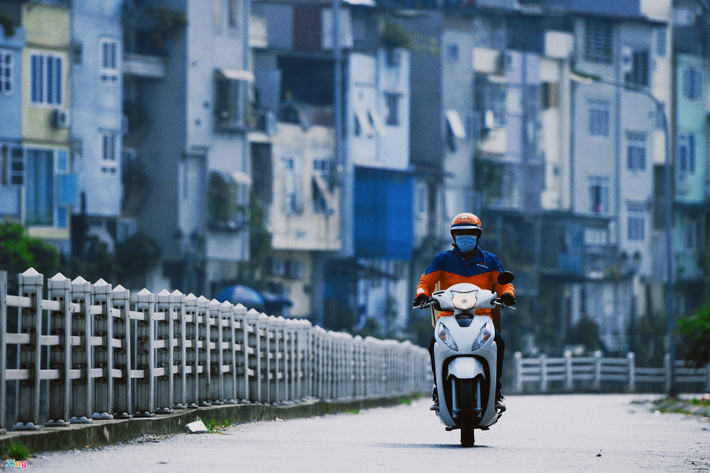'Mong Hà Nội sớm bình an': Giống nhiều người đang sống và làm việc tại Hà Nội, Tú Anh (26 tuổi) tạm ngưng công việc, hầu hết thời gian là ở trong nhà.