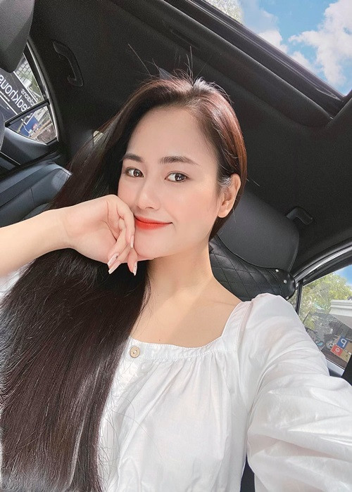 Trước "Hương vị tình thân" phần 2, Việt Hoa góp mặt liên tiếp trong những bộ phim truyền hình hot trên VTV như: "Cô gái nhà người ta", "Những ngày không quên", "Trở về giữa yêu thương".