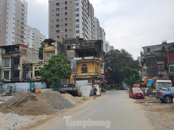 Tại đường Vũ Trọng Phụng, dự án mở đường bị chậm cả năm do vướng giải phóng mặt bằng 3 căn nhà số 71, 73, 75 Vũ Trọng Phụng (khoảng 96m2).