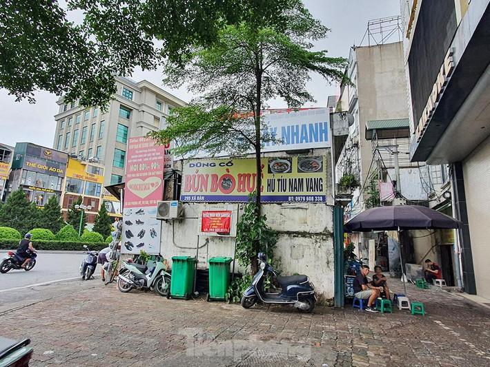 Lãnh đạo UBND phường Nam Đồng cho biết, hiện chỉ còn 3 hộ dân đang sinh sống tại "lô cốt" trước cửa số 295 Xã Đàn, đây là 3 hộ có khiếu nại quyết định thu hồi đất khi làm đường Xã Đàn.