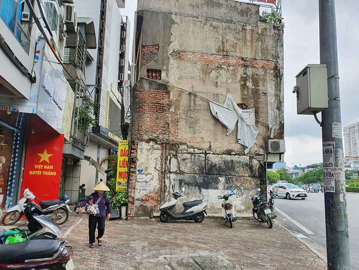 Đằng sau căn nhà này là một lối đi nhỏ vừa đủ cho 2 xe máy tránh nhau.