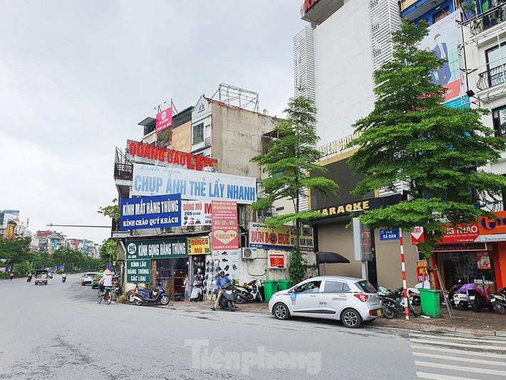 Người dân đi qua phố Xã Đàn (đoạn Ô Chợ Dừa) lâu nay luôn bức xúc vì 1 " lô cốt" trên vỉa hè, tạo nên nút thắt cổ chai, tắc nghẽn đoạn đường này.