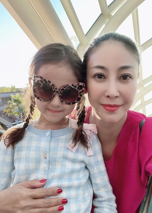 Trong chuyến đi này, Hà Kiều Anh đưa các con đến thăm bà ngoại. Cô chia sẻ cảm giác về bên mẹ ruột. "Mỗi lần mình về với mẹ đều cảm thấy đời trở nên thật nhẹ. Ở bên mẹ, mọi thứ thật dịu dàng. Có mẹ chở che, có mẹ chăm sóc… dù đã trưởng thành vẫn thấy mình bỗng dưng bé xíu", Hoa hậu Hà Kiều Anh viết.