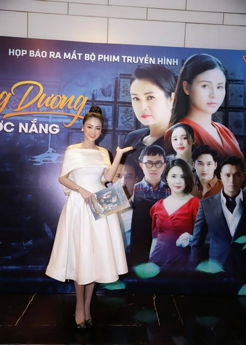 Thu Trang có 10 năm công tác tại Nhà hát Tuổi trẻ. Nữ diễn viên sinh năm 1990 quen mặt khán giả truyền hình qua các vai diễn trong phim "Những cô gái trong thành phố", "Những nhân viên gương mẫu" và "Mùa xuân ở lại". Tham gia "Hướng dương ngược nắng", Thu Trang vấp phải sự khen chê trái chiều, một phần vì nhân vật Minh được xây dựng theo hướng tự tin thái quá.