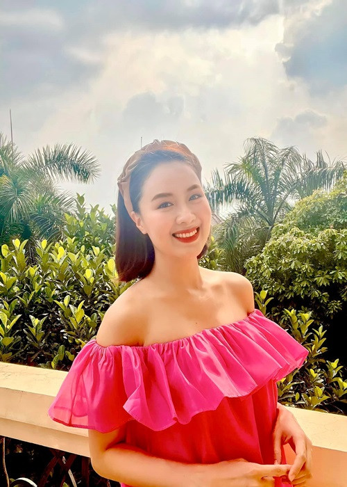 Ngoài NSND Thu Hà, Hồng Diễm cũng lọt top 10 đề cử hạng mục Diễn viên nữ ấn tượng tại VTV Awards 2021. Hồng Diễm sinh năm 1982, xuất thân là người mẫu. Năm 22 tuổi, cô xuất sắc lọt vào top 10 cuộc thi Hoa hậu ngọc trai phương Đông. Hồng Diễm nay là bà mẹ hai con, nhan sắc được khen mặn mà, quyến rũ.