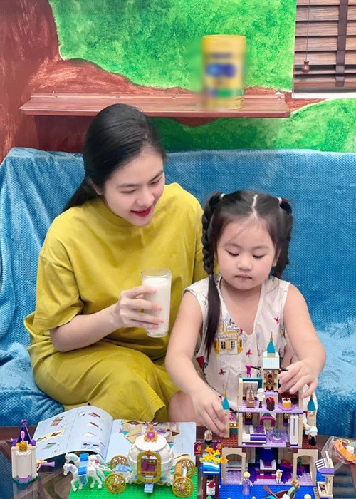Trước khi xác nhận mang bầu lần 2, Vân Trang thường đăng tải hình ảnh giấu vòng 2 nhưng vẫn để lộ vóc dáng mũm mĩm.