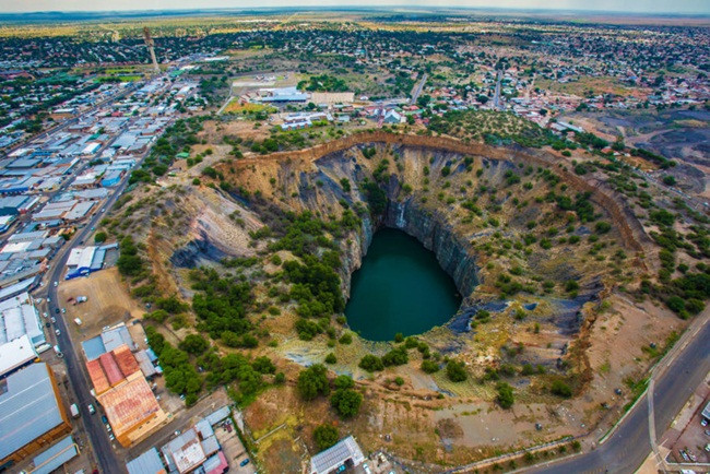 Big Hole trước đây nằm trên một khu đất được 2 anh em Julian Nicolaas và Diederik Arnoldus De Beers người Hà Lan mua năm 1871.