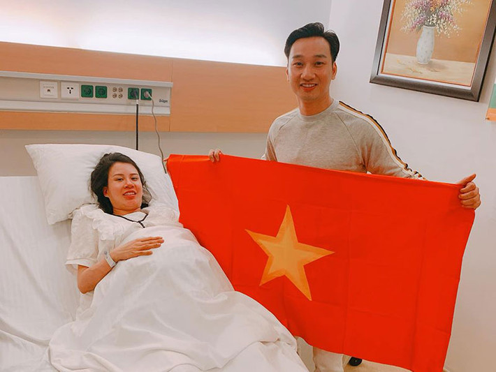 MC Thành Trung mừng chiến thắng trong bệnh viện bên bà xã sắp sinh. "Xứng đáng vô cùng xứng đáng. Chúc mừng các em những chàng trai làm đất nước tự hào. Cám ơn ông Park. Không thể làm bình luận trong trận chung kết vì riêng tôi còn trận chung kết vô cùng quan trọng khác”, Thành Trung viết.
