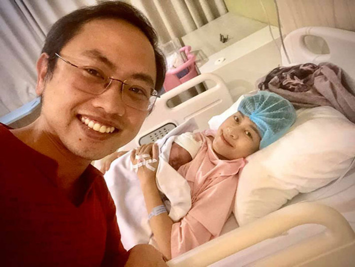 MC Phí Linh vừa sinh con cũng không bỏ quan trận đấu của đội tuyển Việt Nam.