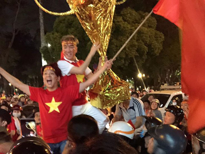 Tối ngày 10/12, U22 Việt Nam đoạt HCV SEA Games sau khi giành chiến thắng trước đội tuyển Indonesia. Hòa chung không khí tưng bừng, Đàm Vĩnh Hưng, Vũ Hà vừa đi bão.