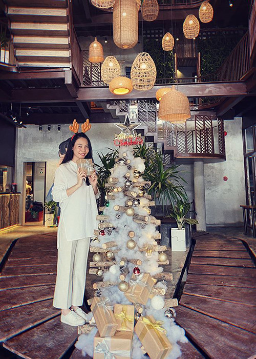 Tin đồn Đàm Thu Trang mang bầu mới đây lại rộ lên khi cô chia sẻ loạt ảnh mặc trang phục rộng, che vòng 2 và để lộ gương mặt tròn thấy rõ.