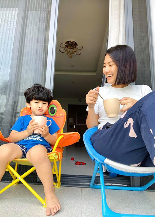 Nữ diễn viên vẫn đều đặn cập nhật hình ảnh bên con trai.