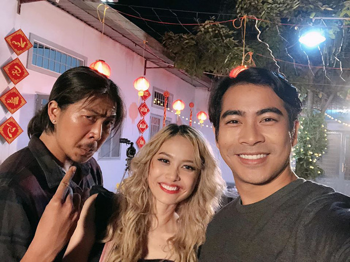 Thanh Bình tỏ ra vui vẻ trên phim trường.