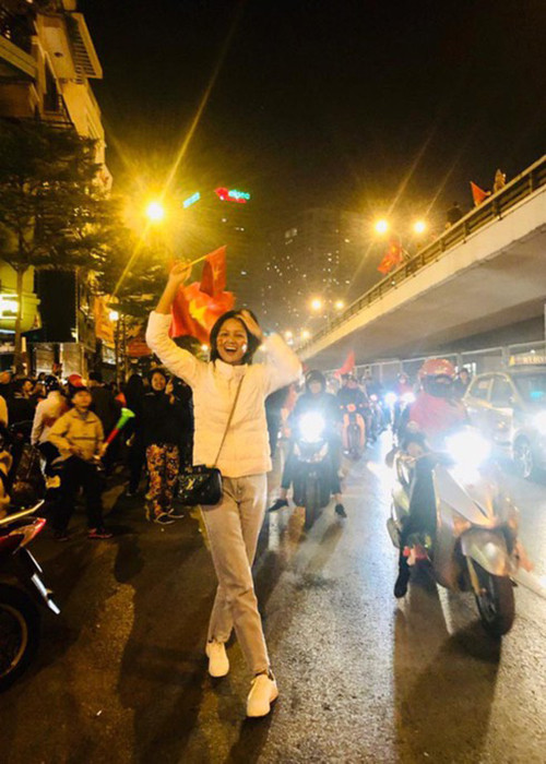 H'hen Niê hòa vào không khí tưng bừng U22 Việt Nam đoạt huy chương vàng.