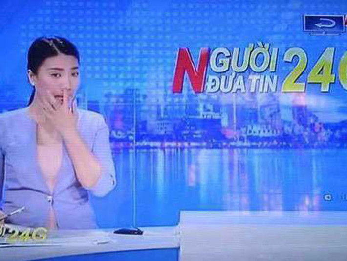 Khi dẫn chương trình truyền hình trực tiếp Người đưa tin 24G của Đài truyền hình Vĩnh Long, BTV Tuyết Vinh hồn nhiên ngoáy mũi khiến nhiều khán giả không hài lòng. Ảnh: VTC