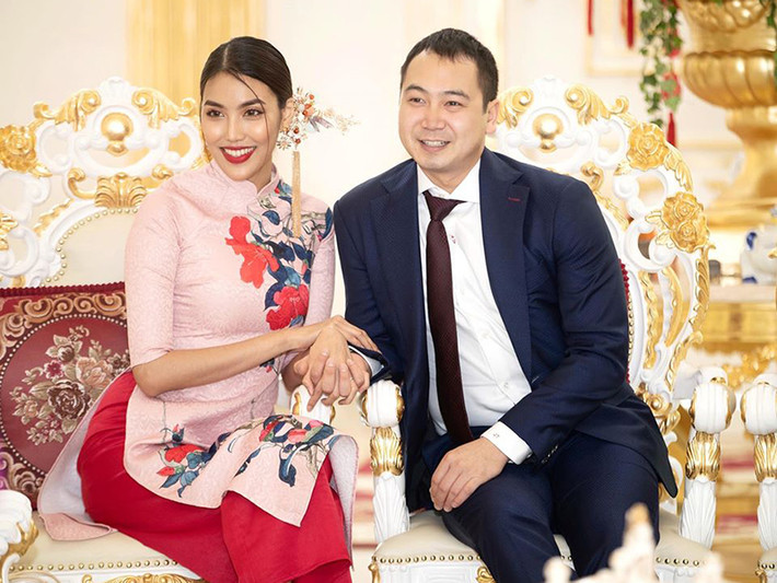 Hoa khôi Lan Khuê - doanh nhân Tuấn John là cặp đôi trai tài gái sắc của Vbiz. Cách đây hơn 1 năm, đôi uyên ương quyết định về chung một nhà.