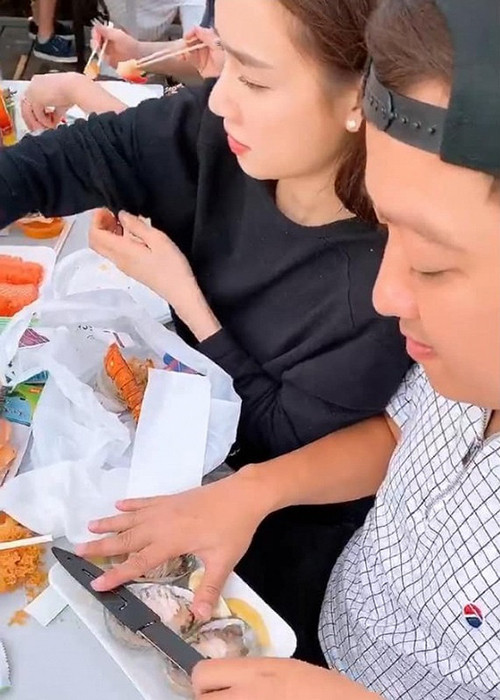 Trường Giang chăm sóc Nhã Phương chu đáo khi cả hai "trốn con" du lịch nước ngoài.