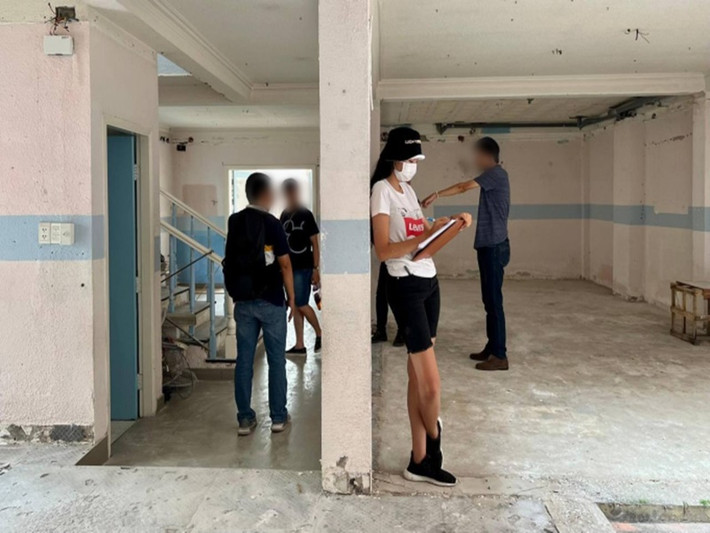 Khác với vẻ sành điệu thường thấy, khi đi công trình, Lê Hoàng Phương diện trang phục đơn giản. Ảnh: Phụ Nữ Mới.