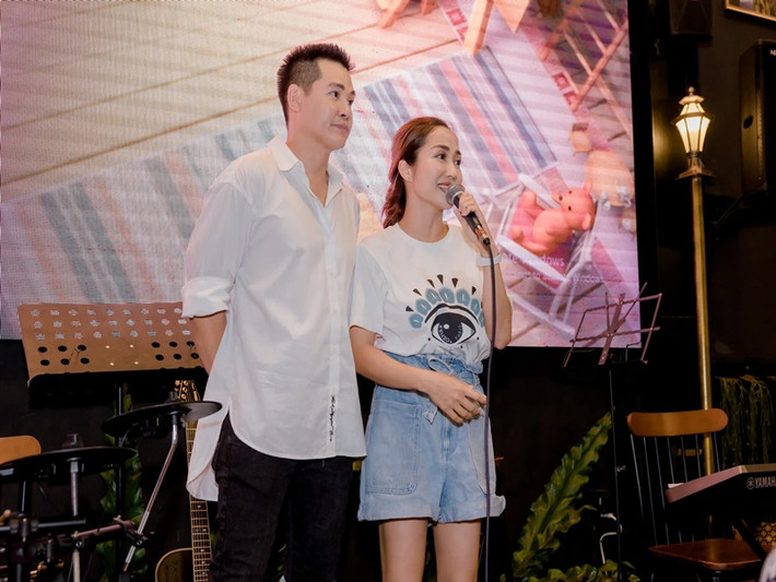 Ốc Thanh Vân chia sẻ: "Ngày sinh nhật con 1 tuổi, ba Huy hát bài Con gái nhỏ của ba, tối qua, con tròn 10 tuổi, ba vẫn hát bài hát đó. Con vẫn là con gái nhỏ và chặng đường phía trước còn rất dài. Hai cha con cố gắng nhé! Cuộc đời là những bất ngờ và đôi khi, có những sự phải xảy ra như thể đã sắp đặt".