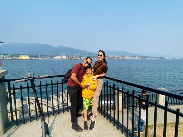 Chuyến hành trình của vợ chồng Huỳnh Đông ở Vancouver kéo dài ít ngày. Cặp đôi cùng con trai chạy scooter ven biển.