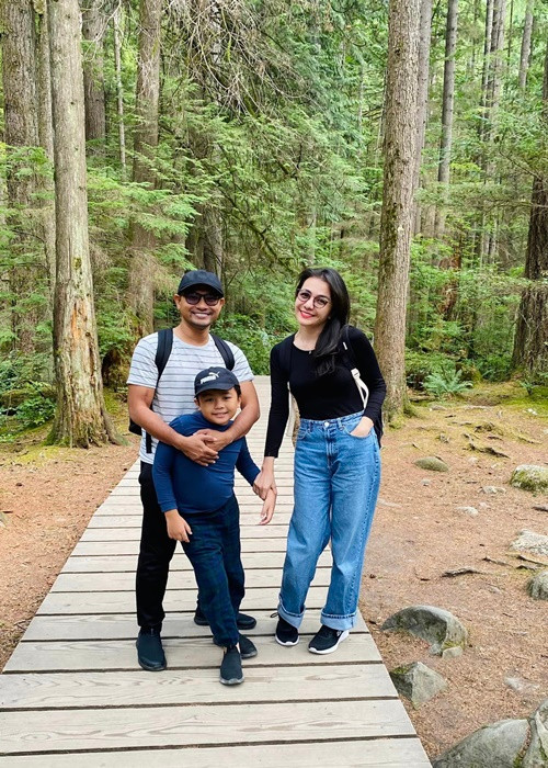 Trên trang cá nhân, Huỳnh Đông - Ái Châu vừa khoe loạt ảnh cùng con trai đi lội suối ở Vancouver (Canada).