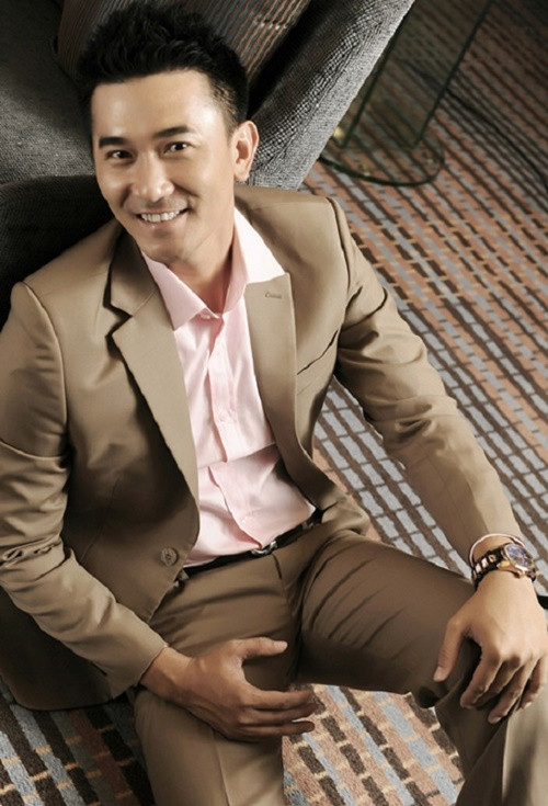 Theo HTV, Quốc Cường tốt nghiệp chuyên ngành quản trị kinh doanh. Anh từ bỏ công việc văn phòng để làm người mẫu. Ảnh: HTV.