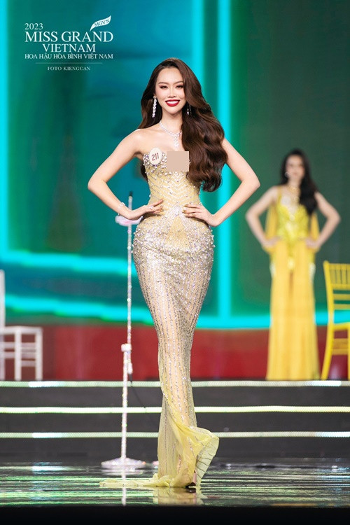 Đặng Hoàng Tâm Như sở hữu vóc dáng cân đối. Cô cao 1m75, có số đo ba vòng 81-63-90 cm. Tâm Như từng lọt top 41 Hoa hậu Hoàn vũ Việt Nam 2022. Trong chung kết Hoa hậu Hòa bình Việt Nam 2023, cô gái Huế này được dự đoán tiến sâu.