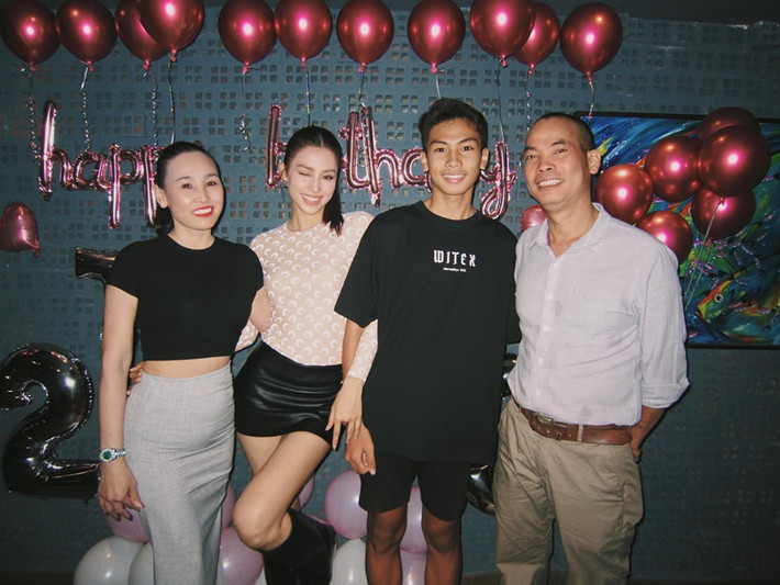 Tiểu Vy đón tuổi mới bên bố mẹ và em trai. Ảnh: FBNV.