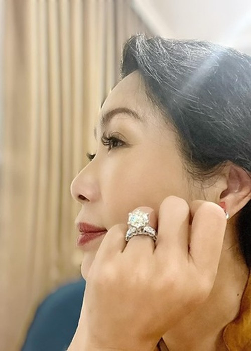 Năm 2022, kỷ niệm 22 năm ngày cưới, Trịnh Kim Chi nhận chiếc nhẫn kim cương trị giá có thể không dưới 4 tỷ đồng từ ông xã Trấn Phương. Ảnh: FBNV.