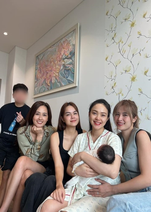 Minh Hằng rạng rỡ bế con khi Đông Nhi, Phạm Quỳnh Anh và Mai Phương Thúy đến thăm.
