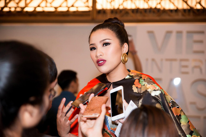 Gần đây, người đẹp gốc Bắc Ninh bất ngờ xuất hiện tại một sự kiện thời trang. Nhiều người chỉ trích Nguyễn Thị Thành "giải nghệ" vẫn đi sự kiện. Ảnh: FBNV