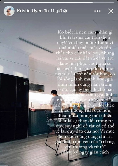 Uyên Tô khoe được bạn trai nấu ăn cho vào mùa dịch: "Cậu ấy biết đi chợ nấu cơm, biết quan tâm gia đình nhiều hơn! Điều mình mong mỏi nhiều nhất là sự thay đổi trong tư duy, suy nghĩ để tất cả về lại quỹ đạo của nó! Vì mục đích cuối cùng cũng chỉ là 1 gia đình trọn vẹn của "trí tuệ", yêu thương và tử tế. Nhật ký ngày giãn cách”.