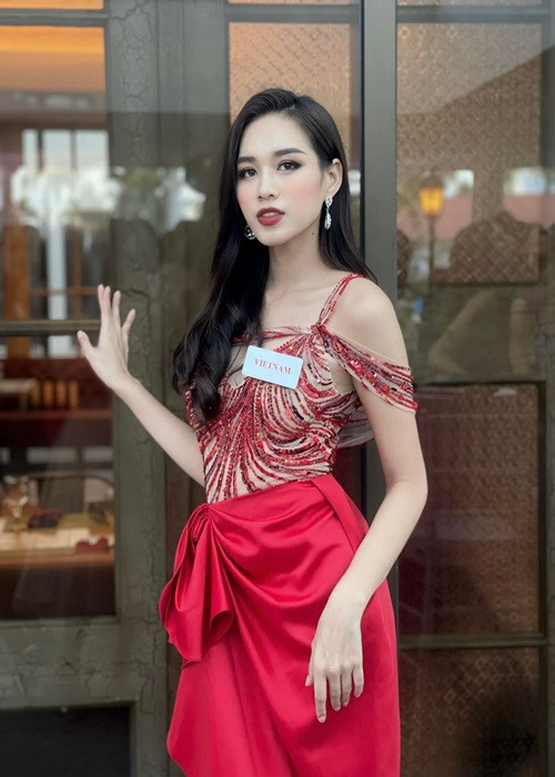 Đại diện Việt Nam gợi cảm trong chiếc váy đỏ xuyên thấu ở phần thân trên.