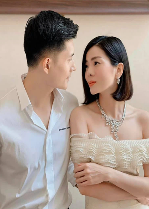 Dịp 8/3, Lâm Bảo Châu tặng Lệ Quyên bộ trang sức đắt giá và nói lời ngôn tình: "Hiện tại là một món quà tuyệt vời nhất. Bởi vậy, ta sẽ luôn nâng niu, trọn vẹn và tận dụng mọi khoảnh khắc để dành cho nhau những điều ngọt ngào như thế này".