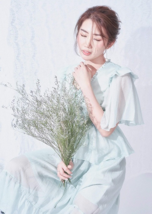 Mối tình thứ hai của Thúy Ngân sau khi lên Sài Gòn kéo dài 1 năm. Nữ diễn viên quyết định chia tay vì phát hiện những chuyện khúc mắc. Theo Thúy Ngân, sau mỗi lần chia tay, cô khóc lóc, vật vã, khổ sở vì không thể chia sẻ cùng ai. Ảnh: FB Thúy Ngân