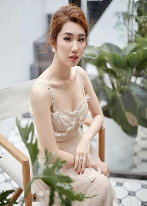 Lần thứ 4 bị đập vỡ điện thoại và chở tới nghĩa trang, Thúy Ngân xin bạn trai cũ chở mình về nhà. Khi đã về được đến nhà, nữ diễn viên lập tức chặn liên lạc, chuyển luôn chỗ ở để tránh xa người đàn ông đó. Ảnh: FB Thúy Ngân
