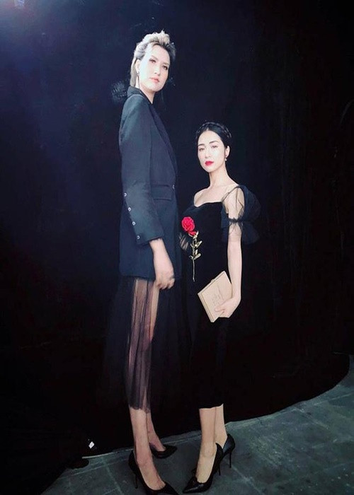Tuy nhiên, khi đi diễn hoặc tham gia sự kiện, Hòa Minzy thường chọn giày cao 15-25 cm để tự tin hơn. Ảnh: Zing