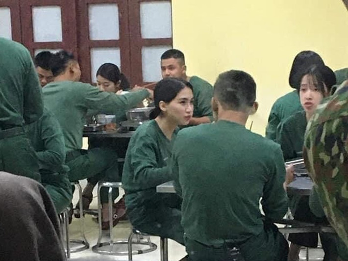 Mới đây, cư dân mạng lan truyền những hình ảnh hậu trường Sao nhập ngũ. Những bức ảnh chụp rõ mặt của Hòa Minzy, Duy Khánh, Puka, Độ Mixi. Là một trong những “thánh lầy”, Hòa Minzy hứa hẹn mang lại nhiều tiếng cười cho khán giả Sao nhập ngũ. Ảnh: Yan