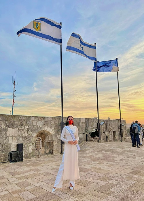 Khi đi thăm di tích lịch sử nổi tiếng Bức tường than khóc tại Israel cùng các thí sinh khác, Kim Duyên lựa chọn trang phục áo dài truyền thống.