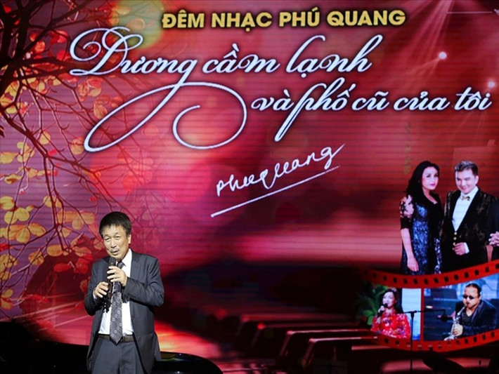 Phú Vương là con trai của nhạc sĩ Phú Quang và người vợ thứ hai. Anh thích học vẽ hơn học piano nên được bố cho theo học hội họa. “Lúc đầu là cháu học ở Việt Nam, sau đó mới đi du học ở Singapore 5 năm”, nhạc sĩ Phú Quang chia sẻ. Ảnh: Người lao động