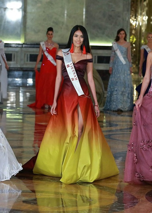 Năm 2015, Lan Khuê tham gia cuộc thi Hoa hậu Thế giới. Trên đấu trường nhan sắc quốc tế, cô lọt top 30 phần thi trình diễn thời trang, giải phụ trang phục dạ hội đẹp nhất. Ảnh: Dân Việt