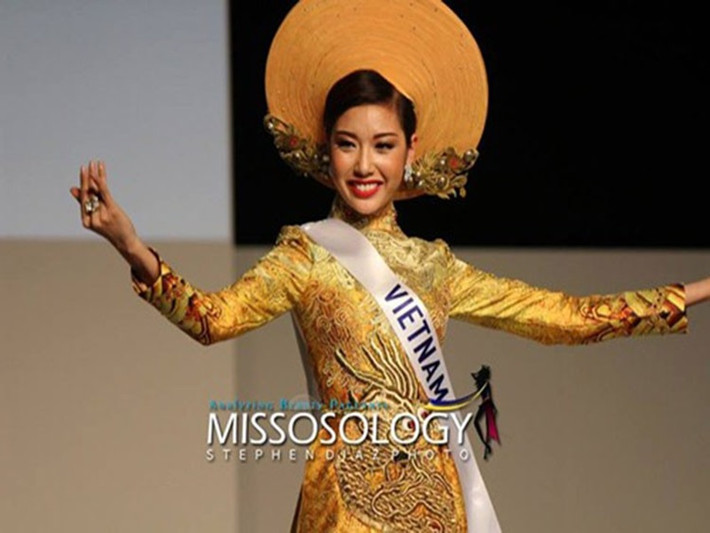 Năm 2015, Thúy Vân tham gia cuộc thi Hoa hậu Quốc tế. Với sự tự tin cùng khả năng nói tiếng Anh lưu loát, Thúy Vân rất năng nổ tham gia hoạt động thuyết trình giao lưu. Đáng chú ý, trong đêm tổng duyệt trước chung kết, Thúy Vân diện bộ đầm dạ hội được lấy cảm hứng từ hoa anh đào - loài hoa đặc trưng của Nhật Bản. Nhờ sự chuẩn bị thông minh này, cô gây thêm ấn tượng với ban giám khảo. Ảnh: Missosology