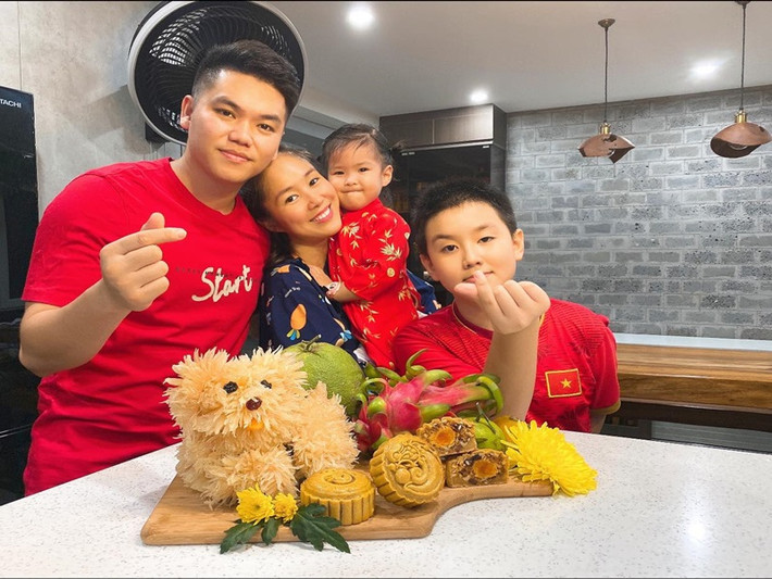 Diễn viên Lê Phương đang có tổ ấm vô cùng viên mãn bên Trung Kiên và các con. Ngoài ra, cô còn được gia đình chồng yêu thương. Ảnh: FB Lê Phương