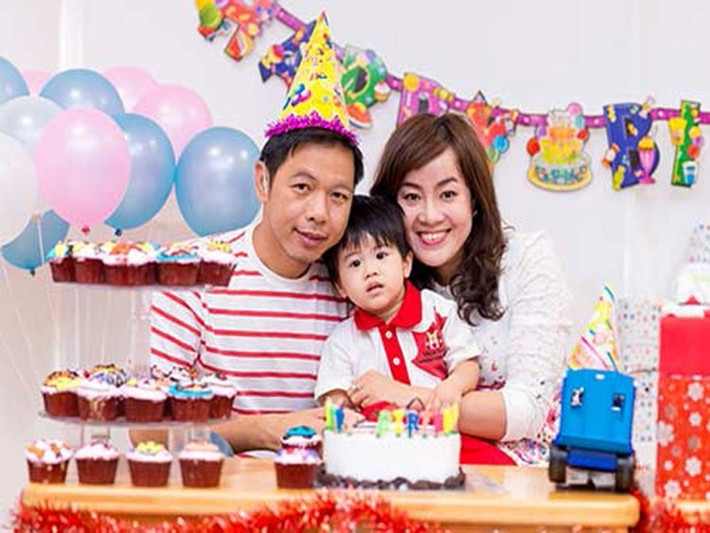 Thái Hòa chia sẻ trên Dân Trí, Hồng Thu đã khuyên anh nhận vai diễn trong “Cây táo nở hoa” vì kịch bản hay. Không chỉ phim này mà hầu như tất cả các kịch bản nhận được Thái Hòa đều đưa vợ xem qua. Thái Hòa lý giải vì sao thường nhờ vợ đọc kịch bản trước: “Vợ tôi là người ngoài ngành, chỉ thích xem phim, đọc thấy sao nói vậy nên tôi tin vào cảm xúc của cô ấy". Ảnh: Vietnamnet