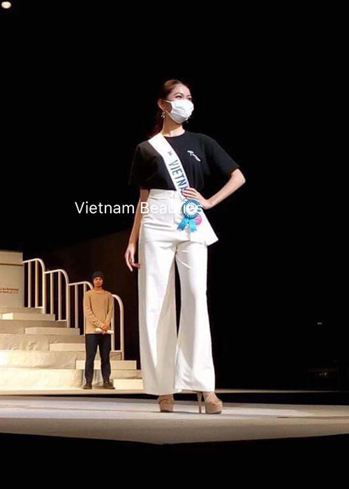 Trong buổi tổng duyệt cho chung kết, Thùy Dung vẫn chưa khỏi bệnh nên phải đeo khẩu trang tập luyện. Ảnh: Fanpage nhân vật