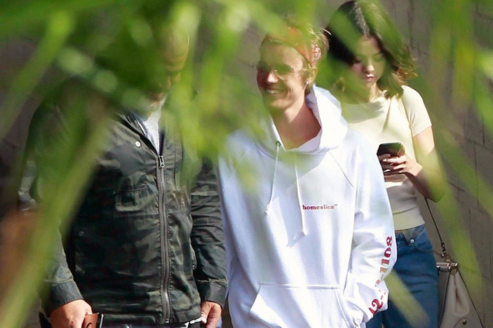 Ngày 29/10, Justin và Selena cùng đi nhà thờ trước khi đi ăn ở một quán cà phê ở California. Justin còn được cho là xuất hiện tại nhà của Selena vào buổi tối cùng ngày.