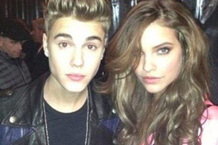 Tháng 12/2012, Selena và Justin xác nhận đường ai nấy đi. Không lâu sau đó, Justin bị nghi hẹn hò Barbara Palvin - người mẫu Victoria’s Secret.