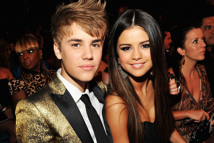 Sau khi công khai, Selena và Justin liên tục xuất hiện tình tứ bên nhau trước đám đông và nhận được sự ủng hộ của đông đảo người hâm mộ.