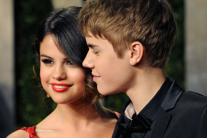 Selena Gomez và Justin Bieber vướng tin đồn hẹn hò vào năm 2010. Tuy nhiên, đến tháng 1/2011, cặp đôi mới xác nhận đang yêu nhau.